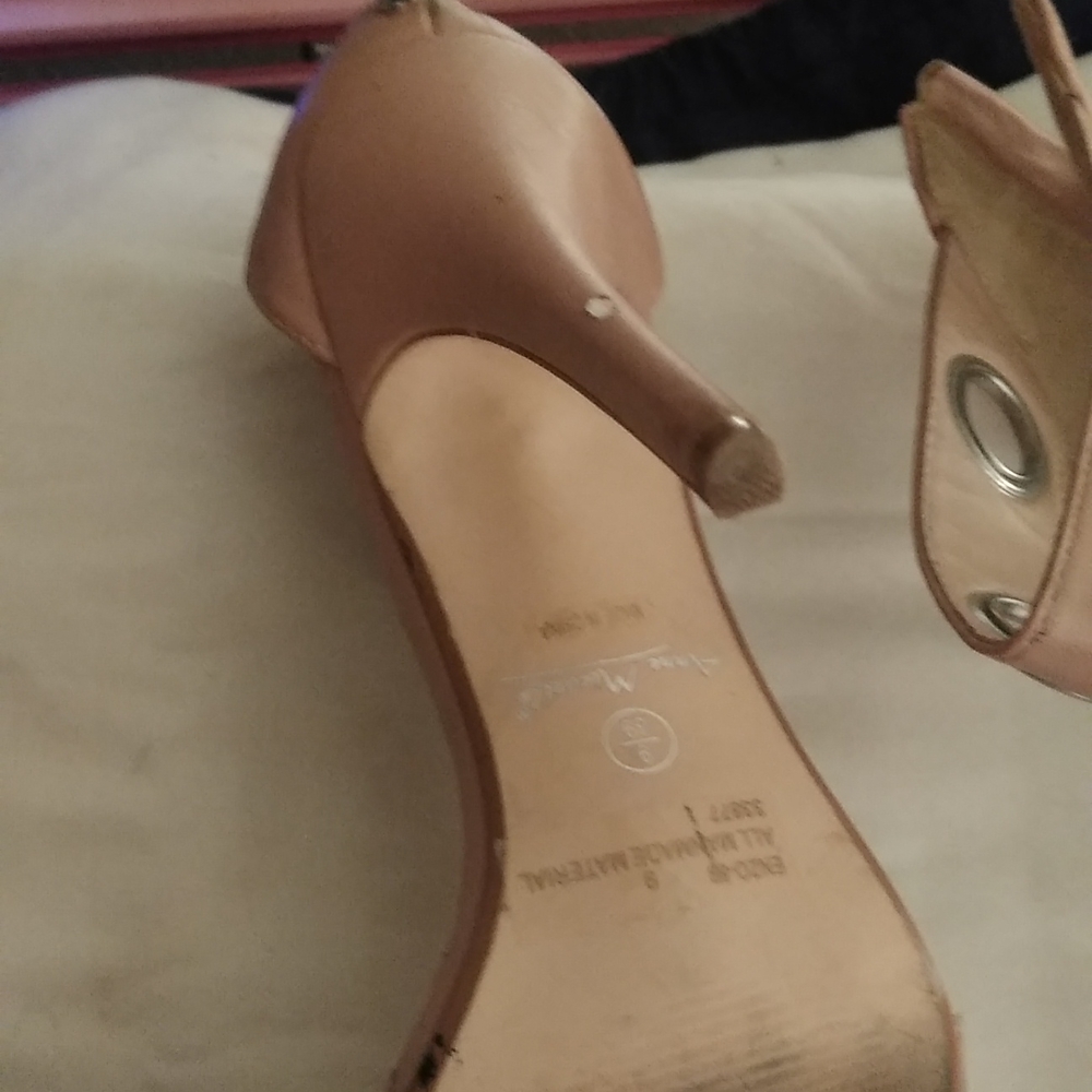 Pretty but will used worn on the bottom back of heel has nicks - Picture 7 of 9